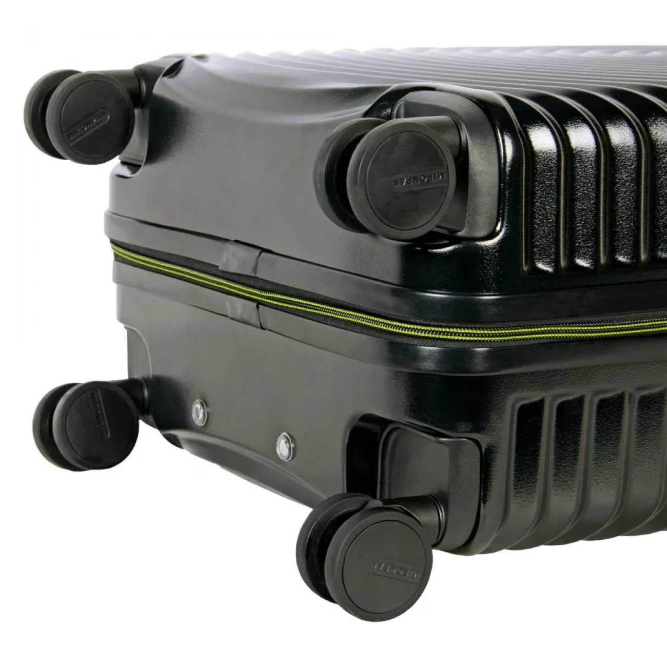 Чемодан полипропилен MIRONPAN MP77062 чёрный M (средний) купить с доставкой