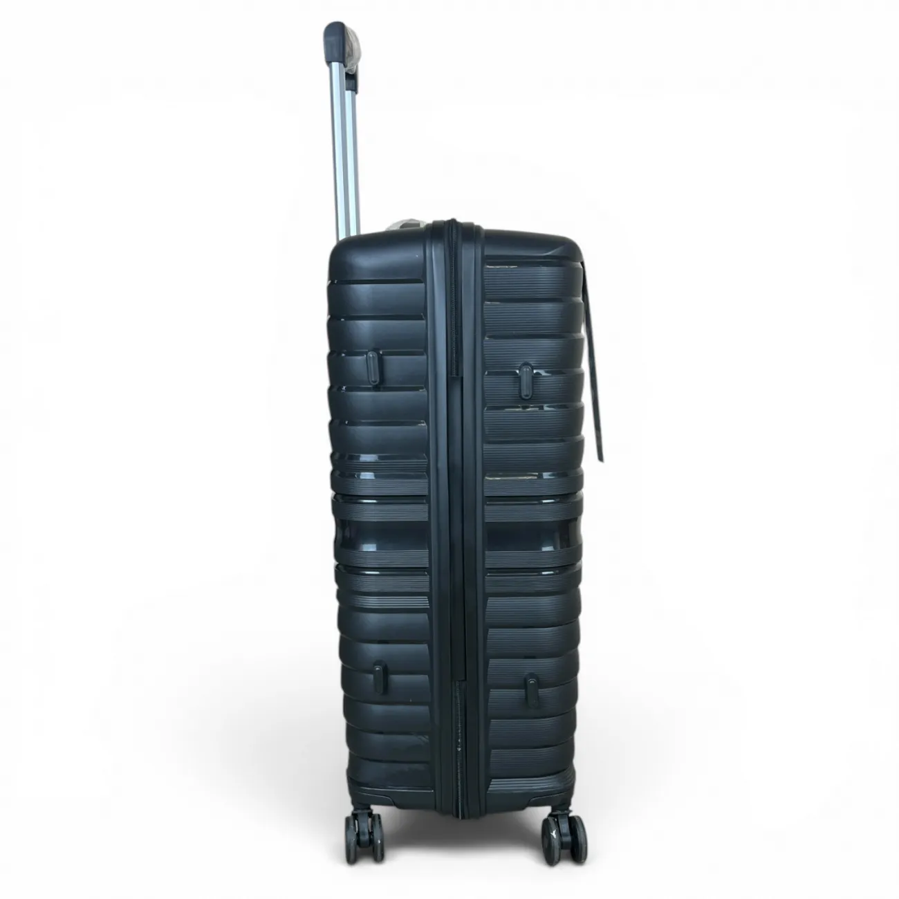 Чемодан полипропилен MYBAG PP823 черный M (средний) купить с доставкой